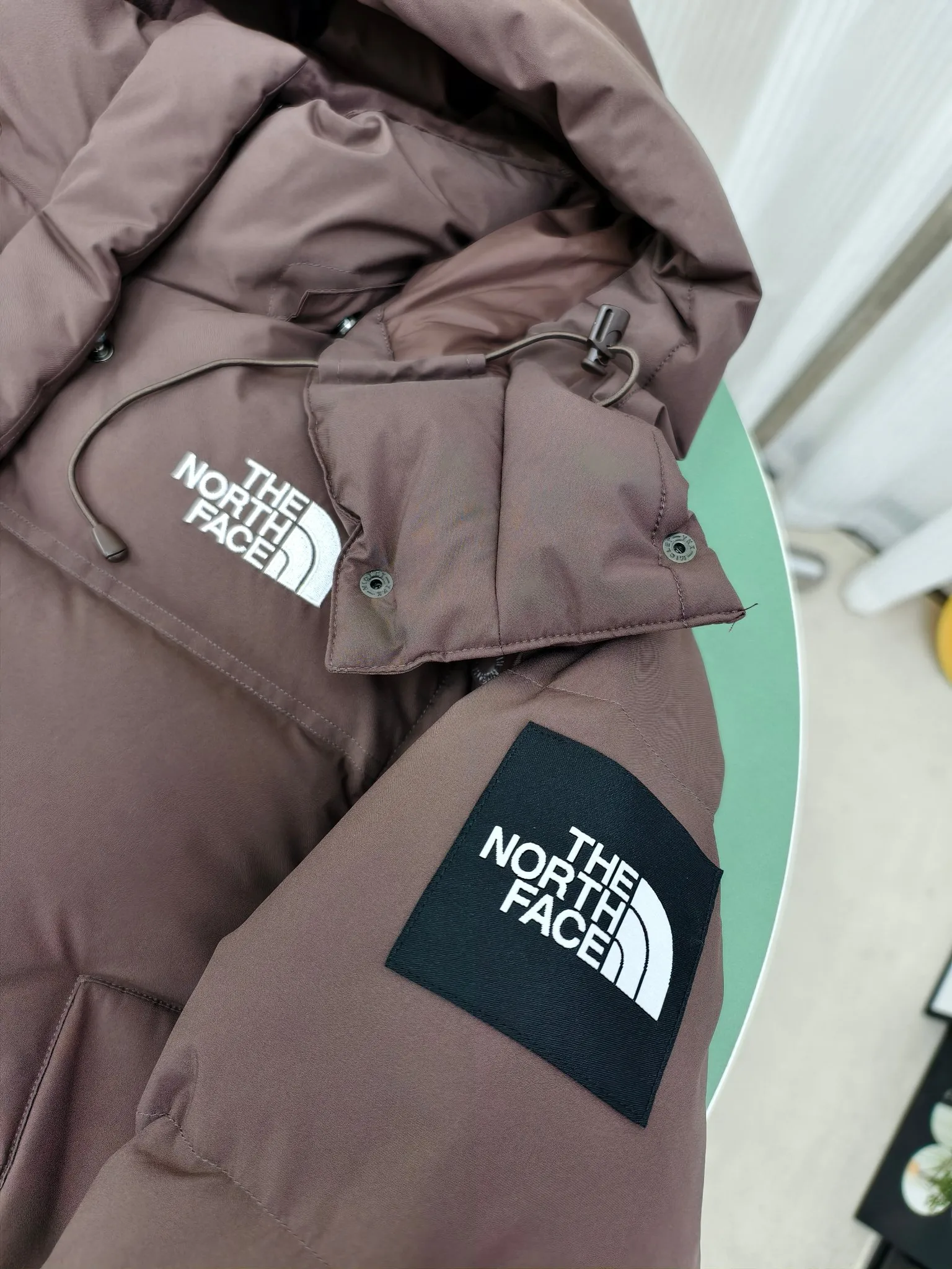 Women's model 💰P380 Style number: Y 165 The north face 🇰🇷Korean limited edition 2-in-1️⃣ short shoulder sleeve down jacket. Made of windproof fabric and high-density physical wind barrier, it can effectively reduce heat loss due to convection while also protecting the body's microclimate. The interior is filled with extremely fluffy duck down, which has high energy-keeping properties and is lightweight and warm. Two-wear design, the sleeves can be attached and removed at will through the wrap-around zippers on both sides, and the jacket turns into a vest in an instant, making it a two-wear suit, suitable for changing seasons. The embroidered brand LOGO is smooth and fine, full of texture and more recognizable. The hem is adjustable and has a built-in drawstring buckle, which can be adjusted and retracted at will, allowing for more dressing possibilities. (Sleeves are removable) Color: Brown Black White Size: XS-XL